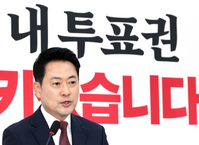 국민의힘 장동혁 대표가 7일 국회에서 6·3 지방선거에서 불거진 투표용지 부족 사태와 관련한 기자회견을 열고 있다. 연합뉴스