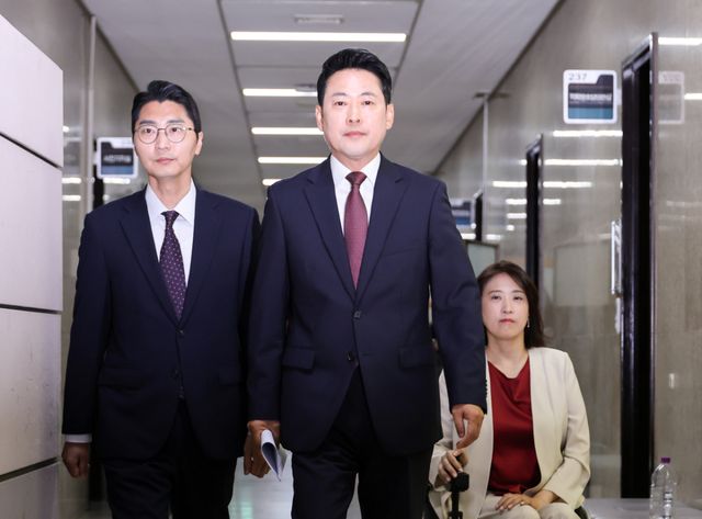 국민의힘 장동혁 대표가 7일 국회에서 6·3 지방선거에서 불거진 투표용지 부족 사태와 관련한 기자회견을 열기 위해 입장하고 있다. 연합뉴스