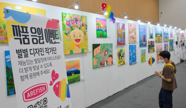 7일 수원메쎄에서 열린 ‘2026 수원 일러스트코리아 Summer’ 가운데 서울특별시 어린이병원 부스에서 발달장애 아티스트들의 작품이 전시되고 있다.