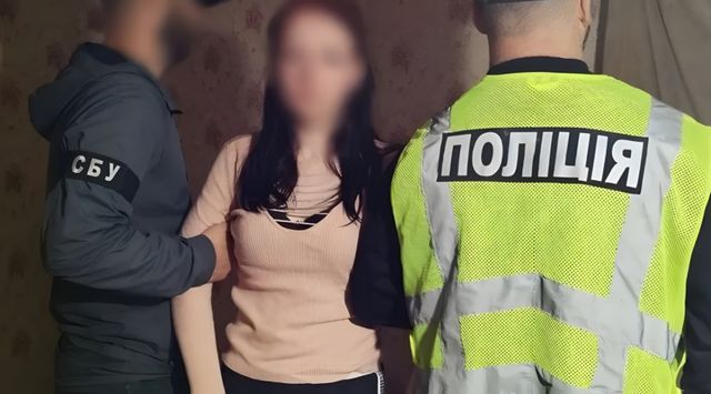 군인 살해 혐의로 우크라이나 경찰에 체포된 10대 소녀. 우크라이나 경찰=리가넷