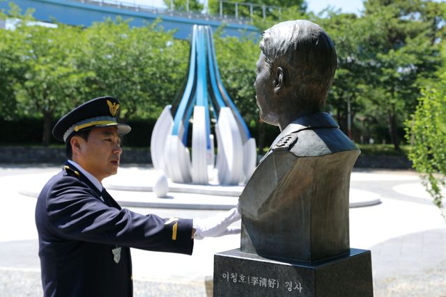 양종타 인천해양경찰서장이 중구 월미공원에서 순직 해양경찰관의 숭고한 희생정신을 기리고 있다. 인천 해양경찰서 제공