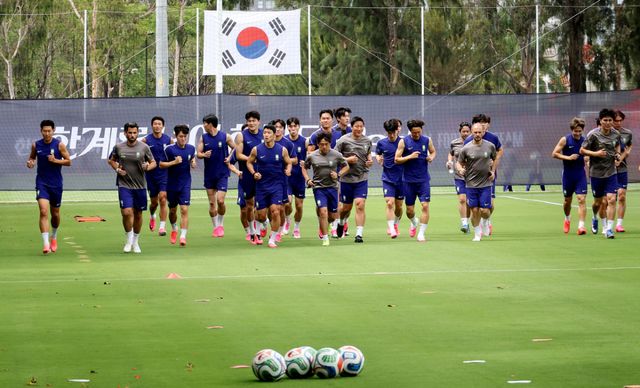 2026 북중미 월드컵에 출전하는 축구 국가대표팀이 6일(현지시간) 베이스캠프 훈련장인 멕시코 과달라하라 치바스 바예 베르데에서 첫 훈련을 하고 있다. 연합뉴스