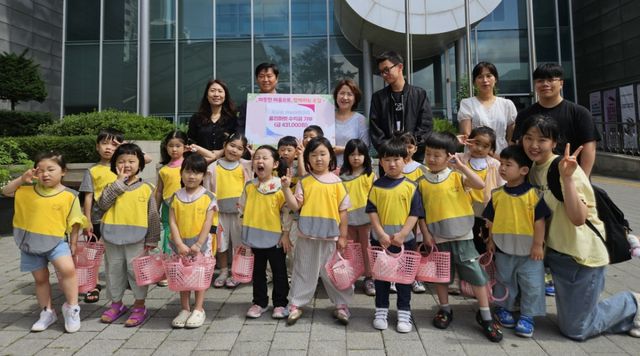 의왕시 부곡동 소재 국공립해늘어린이집 권영순 원장과 원생들이 플리마켓 운영 수익금을 부곡동주민센터에 기부한 뒤 최석우 부곡동장·관계공무원과 기념사진을 찍고 있다. 의왕시 제공