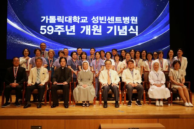 성빈센트병원 성빈센트홀에서 5일 열린 개원 59주년 기념행사에서 임정수 콜베 수녀를 비롯한 수상자들이 기념촬영을 하고 있다. 성빈센트병원 제공