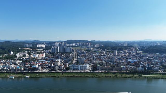 여주시 오학동(강북)에서 바라본 청심루. 여주목관아·청심루복원추진위원회 제공