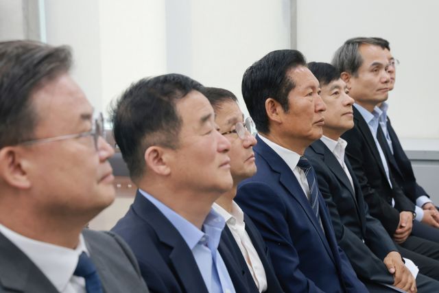 더불어민주당 정청래 대표·한병도 원내대표 등 지도부가 8일 국회에서 이재명 대통령 취임 1주년 기자회견 생중계를 보고 있다. 연합뉴스