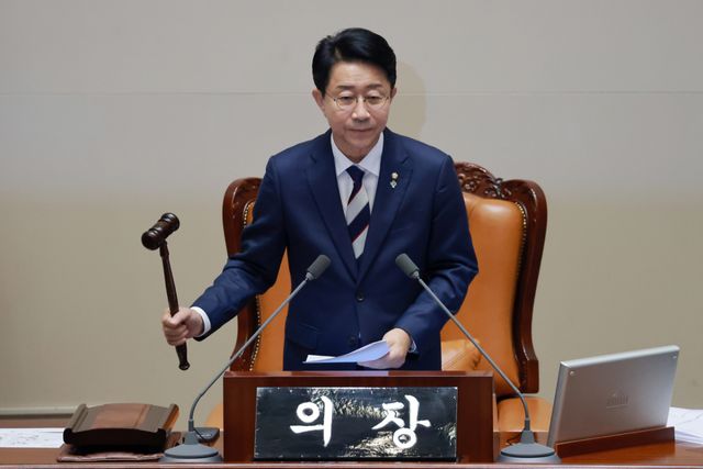 조정식 신임 국회의장이 5일 국회에서 22대 국회 후반기 의장단을 선출하기 위해 열린 본회의에서 국회부의장으로 더불어민주당 남인순 의원과 국민의힘 박덕흠 의원이 선출됐음을 선언하고 있다. 연합뉴스