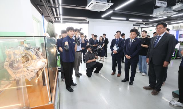 도성훈 인천시교육감과(맨 오른쪽) 최교진 교육부장관이(앞줄 오른쪽 두번째) 인천 미추홀구 정석항공과학고등학교를 방문, 수업을 참관하고 있다. 인천시교육청 제공