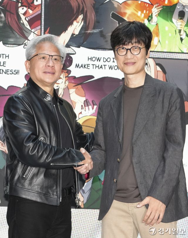 8일 오후 성남시 네이버 1784 사옥에서 이해진 네이버 의장과 젠슨 황 엔비디아 최고경영자(CEO)가 함께 기념촬영을 하고 있다. 홍기웅기자