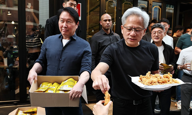 젠슨 황 엔비디아 최고경영자가 방한 기간 시민들에게 편의점 과자와 간식들을 나눠주고 있다. 연합뉴스