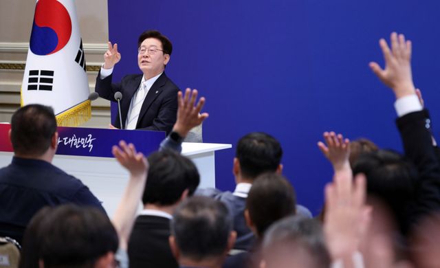 이재명 대통령이 8일 청와대 영빈관에서 열린 취임 1주년 기자회견에서 취재진의 질문을 받고 있다. 연합뉴스
