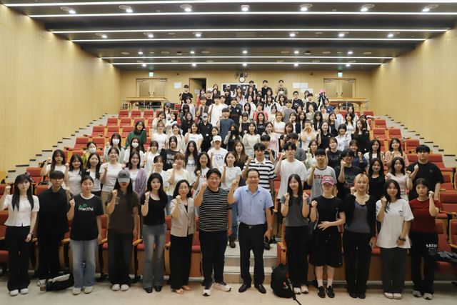 가천대가 여름방학부터 하반기까지 총 20개국 71개 대학에 재학생 261명 파견하고, 학생들과 기념촬영을 하고 있다. 가천대 제공
