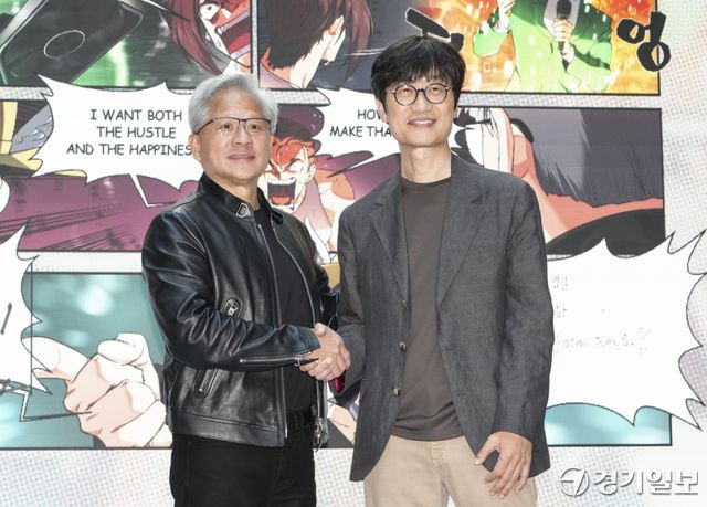 8일 오후 성남시 네이버 1784 사옥에서 이해진 네이버 의장과 젠슨 황 엔비디아 최고경영자(CEO)가 함께 기념촬영을 하고 있다. 홍기웅기자