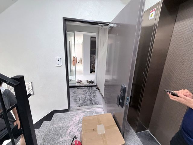 지난 7일 과천시 갈현동의 한 다세대주택에서 발생한 화재했으나. 거주자가 소화기 사용으로 초기에 진압되면서 대형 화재로 번지는 것을 막았다. 사진은 화재가 발생한 주택 모습. 과천소방서 제공