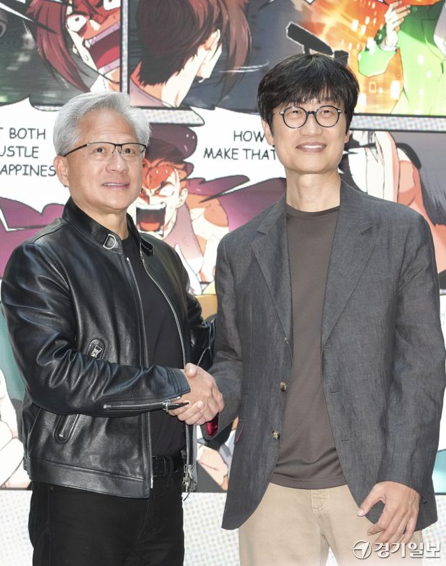 8일 오후 성남시 네이버 1784 사옥에서 이해진 네이버 의장과 젠슨 황 엔비디아 최고경영자(CEO)가 함께 기념촬영을 하고 있다. 홍기웅기자
