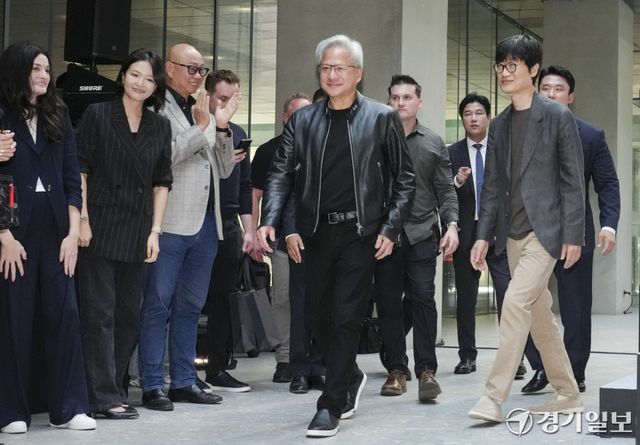 8일 오후 성남시 네이버 1784 사옥에서 이해진 네이버 의장과 젠슨 황 엔비디아 최고경영자(CEO)가 함께 사옥을 투어하고 있다. 홍기웅기자