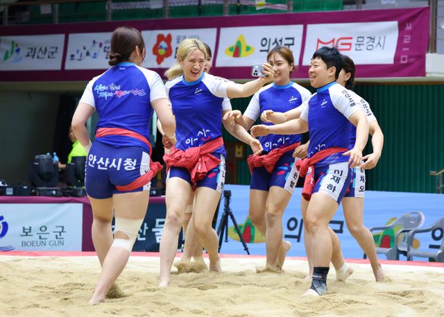 8월 충북 보은군 보은국민체육센터에서 열린 위더스제약 2026 보은단오장사씨름대회 여자부 단체전에서 우승을 차지한 안산시청 선수들이 우승을 확정한 후 함께 기뻐하고 있다. 대한씨름협회 제공