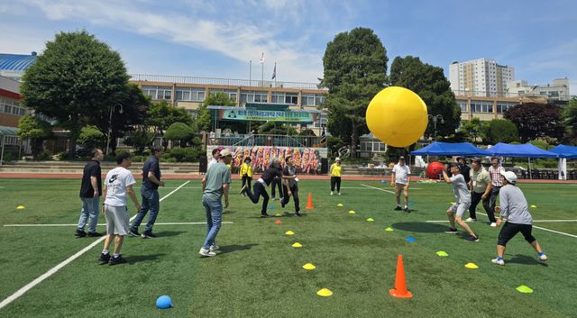 인천기계공업고등학교 운동장에서 인천기계공고 건축과 동문회가 제31회 가족 체육대회를 하고 있다. 인천기계공고 건축과 동문회 제공