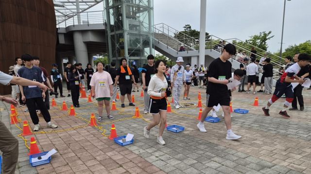 7일 인천 계양구 계양체육관에서 열린 2026 제19회 인천시 연맹회장배 전국오리엔티어링대회에서 참가 선수들이 지도와 나침반을 들고 목적지로 출발하고 있다. 인천시오리엔티어링연맹 제공