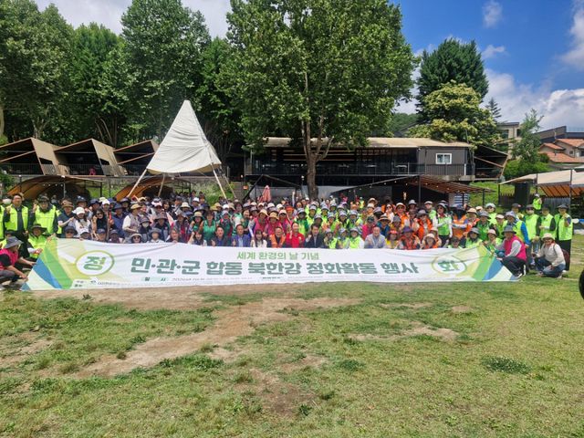 남양주시가 5일 화도읍 ‘더 드림핑’ 일원에서 민·관·군 합동 북한강 정화활동에 나섰다. 남양주시 제공