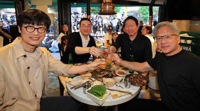 젠슨 황 엔비디아 최고경영자(CEO)와 최태원 SK그룹 회장, 구광모 LG그룹 회장, 이해진 네이버 의장이 5일 서울 마포구 홍대 인근 삼겹살 음식점 '형님 저요'에서 이른바 '삼소(삼겹살·소주) 회동’을 갖고 있다. 연합뉴스