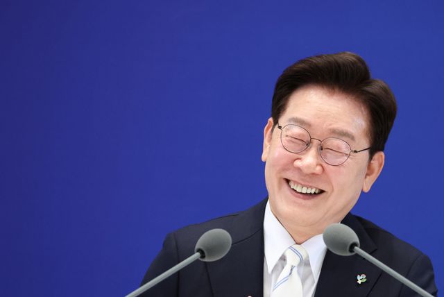 이재명 대통령이 8일 청와대 영빈관에서 열린 취임 1주년 기자회견에서 발언하고 있다. 연합뉴스