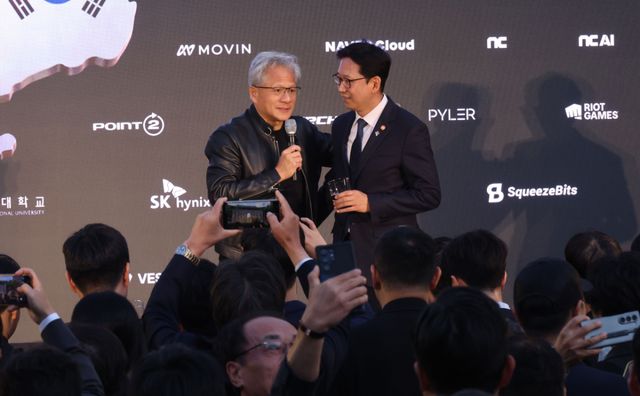 젠슨 황 엔비디아 CEO(왼쪽)와 배경훈 부총리(오른쪽). 연합뉴스
