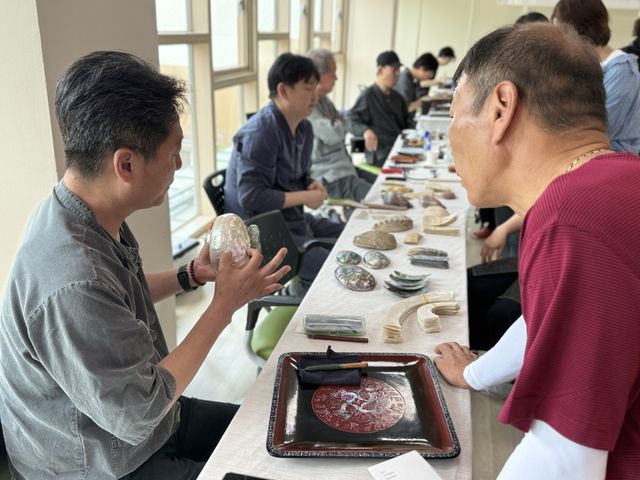 포천시 무형유산 전수교육관에서 열린 국가무형유산 제113호 칠장 공개행사 ‘나전, 옻칠의 길’에서 관람객들이 옻칠 재료와 작업 과정을 체험하고 있다. 포천시 제공