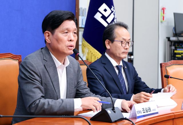 더불어민주당 조승래 사무총장(왼쪽)이 8일 국회에서 당무 현안과 관련한 기자 간담회를 열고 있다. 오른쪽은 강준현 수석대변인. 연합뉴스