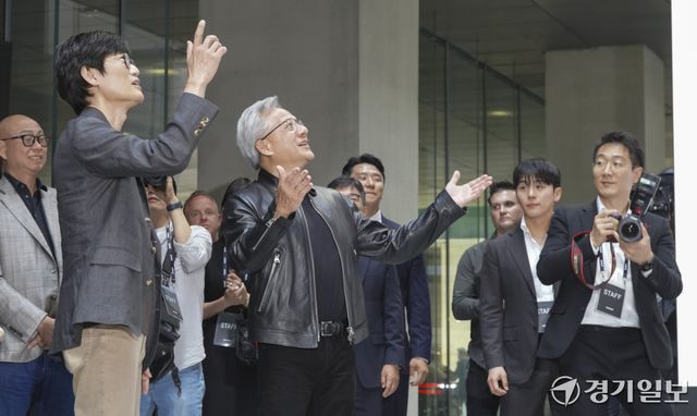8일 오후 성남시 네이버 1784 사옥에서 이해진 네이버 의장과 젠슨 황 엔비디아 최고경영자(CEO)가 함께 방문객들에게 인사하고 있다.홍기웅기자