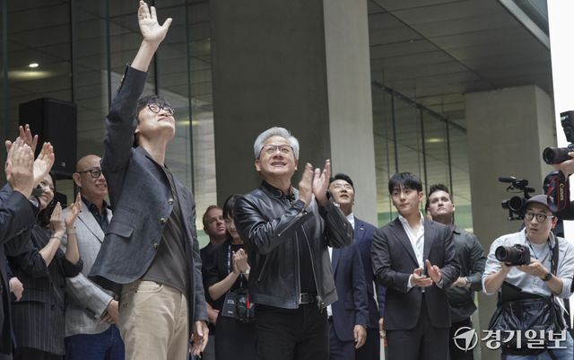 8일 오후 성남시 네이버 1784 사옥에서 이해진 네이버 의장과 젠슨 황 엔비디아 최고경영자(CEO)가 함께 방문객들에게 인사하고 있다.홍기웅기자