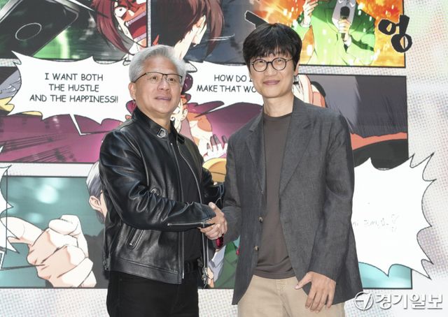 8일 오후 성남시 네이버 1784 사옥에서 이해진 네이버 의장과 젠슨 황 엔비디아 최고경영자(CEO)가 함께 기념촬영을 하고 있다. 홍기웅기자