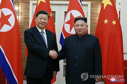 지난 2019년 6월 20일 평양을 방문한 시진핑 중국 국가주석이 북중정상회담에 앞서 김정은 북한 국무위원장과 악수하는 모습. 조선중앙통신=연합뉴스