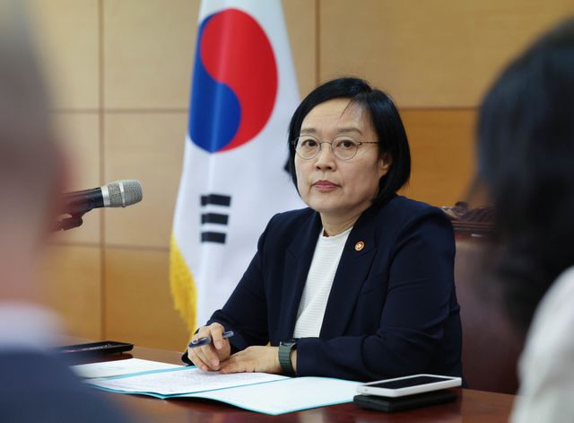 한성숙 국무총리 후보자가 8일 서울 종로구 금융감독원 연수원에 마련된 인사청문회 준비사무실에서 준비단 첫 회의를 하고 있다. 연합뉴스