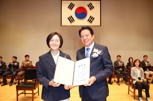 최대호 안양시장이 8일 오전 11시 안양시청 별관 대강당에서 열린 2026 지방선거 당선증 교부식에서 안양시장 당선증을 수령했다(왼쪽부터 현의선 동안구선거관리위원회 위원장과 최대호 안양시장). 안양시 제공
