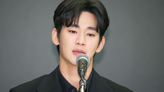 배우 김수현이 31일 오후 서울 마포구 스탠포드 호텔에서 미성년자였던 배우 고 김새론과 교제했다는 의혹과 관련해 입장발표 기자회견을 하고 있다. 2025.3.31. 연합뉴스