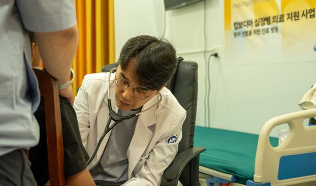 장소익 부천세종병원 진료부장(소아청소년과)이 지난달 15일 캄보디아 프놈펜시 헤브론병원에서 선천성 심장병 환아를 진료하는 모습. 부천세종병원 제공