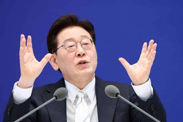 이재명 대통령이 8일 청와대 영빈관에서 열린 취임 1주년 기자회견에서 발언하고 있다. 연합뉴스