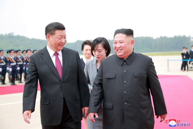 시진핑 중국 국가주석이 김정은 조선노동당 총서기 겸 국무위원장과 회담을 진행하는 모습. 평양 조선중앙통신=연합뉴스