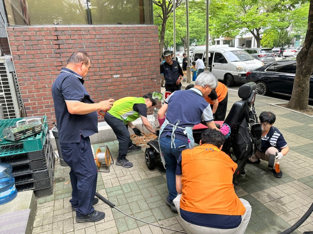 주택관리공단 인천갈산2주거행복지원센터가 최근 울림장애인자립생활센터와 함께 단지 안 만남의 광장에서 ‘장애인 보조기구 세척 서비스’를 하고 있다. 주택관리공단 인천갈산2주거행복지원센터 제공