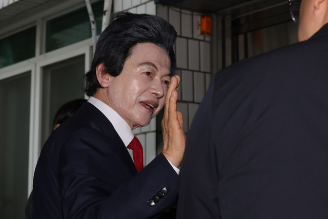지난해 5월16일 오후 의정부지방법원에서 사기와 정치자금법 위반, 준강제추행 등의 혐의를 받는 허경영 국가혁명당 명예대표가 구속 전 피의자심문에 앞서 취재진 질문에 답변하고 있다. 연합뉴스