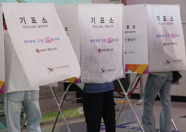 투표하는 유권자들 모습. 연합뉴스