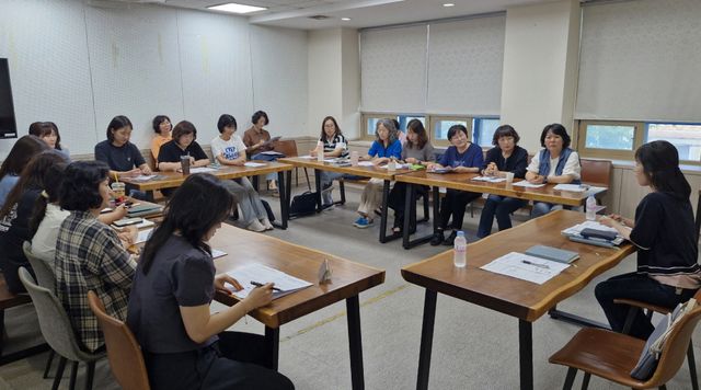 보도자료6 지난 6월 8일 시흥시보건소 건강채움방에서 열린 ‘통합돌봄·누구나 돌봄 연계를 위한 방문건강관리 담당자 교육 및 간담회’에서 참가자들이 교육을 받고 있다