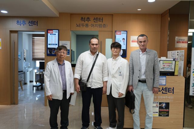 우즈베키스탄 의료진 2명이 현대유비스병원을 방문, 척추 수술 참관을 마치고 이성호 병원장(맨 왼쪽) 등과 함께 기념촬영을 하고 있다. 현대유비스병원 제공