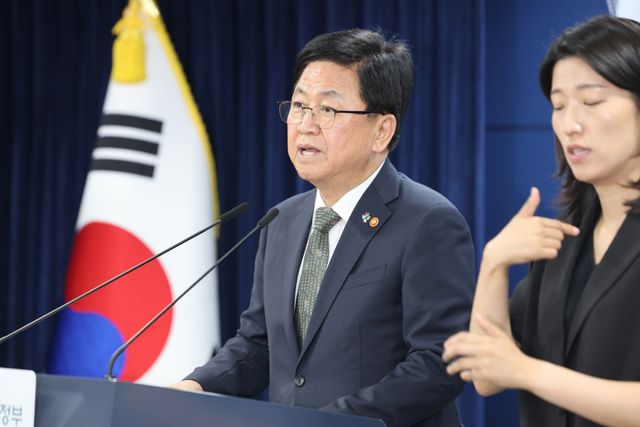 최교진 교육부 장관이 9일 서울 종로구 정부서울청사에서 10대 청소년 자살예방 범정부 추진 대책을 브리핑하고 있다. 연합뉴스