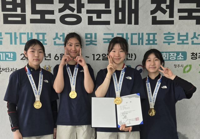 9일 열린 제6회 홍범도장군배 전국사격대회 여고부 3자세서 우승한 주엽고 선수들이 기념촬영을 하고 있다. 주엽고 제공