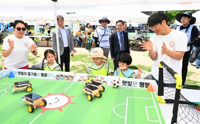 인천 남동구 인천대공원 어울큰마당에서 열린 ‘제31회 환경의 날’ 기념행사에서 시민들이 부스 등을 체험하고 있다. 인천환경공단 제공