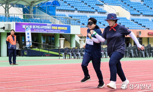 제16회 경기도시각장애인 한마음 생활체육대회가 열린 9일 오전 동두천시종합운동장에서 100m 달리기 경기가 진행되고 있다. 시각장애인 달리기 경기는 시각장애인 러너와 비장애인 가이드 러너가 팀을 이뤄, 끈(가이드 로프)과 음성 안내를 통해 경로를 인지하며 함께 달리는 방식으로 진행된다.