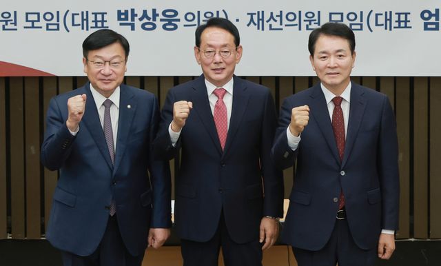 국민의힘 차기 원내대표 선거에 출마한 김도읍(가운데)·정점식(왼쪽)·성일종 의원이 9일 국회에서 국민의힘 초·재선 의원들이 연 원내대표 후보자 초청 간담회에 참석해 기념 촬영하고 있다. 연합뉴스