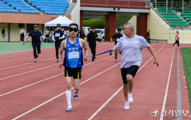 제16회 경기도시각장애인 한마음 생활체육대회가 열린 9일 오전 동두천시종합운동장에서 100m 달리기 경기가 진행되고 있다. 시각장애인 달리기 경기는 시각장애인 러너와 비장애인 가이드 러너가 팀을 이뤄, 끈(가이드 로프)과 음성 안내를 통해 경로를 인지하며 함께 달리는 방식으로 진행된다.